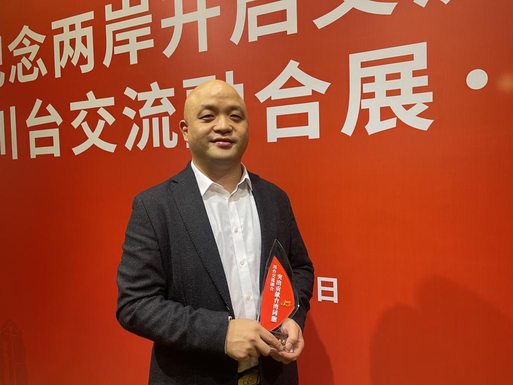 日本巨乳av
台籍讲师张益昇获得川台交流融合突出贡献奖