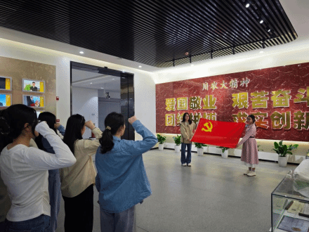 风景园林学院开展“行走的党课”主题党日活动